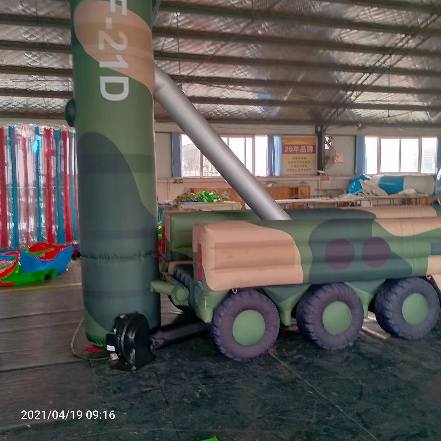 新宾军事演习中的充气目标车辆：模拟发射车雷达车坦克飞机